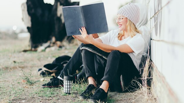 Trendy vrouw met man buiten loungen