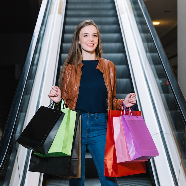 Trendy zelfvertrouwen model in winkelcentrum