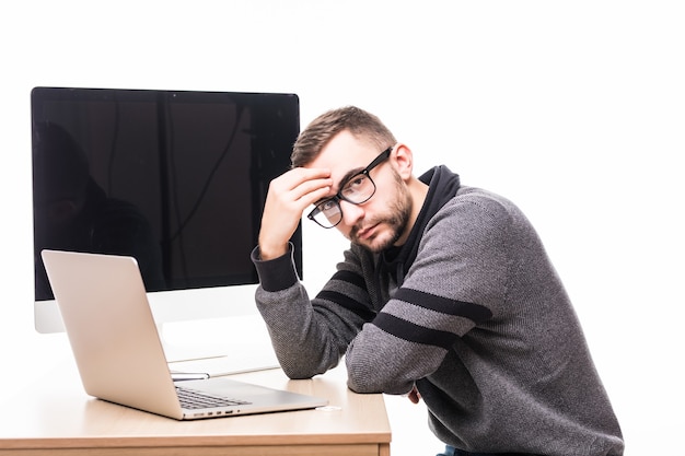 Triest knappe man in glazen bezig met laptop met scherm van de monitor op zijn rug