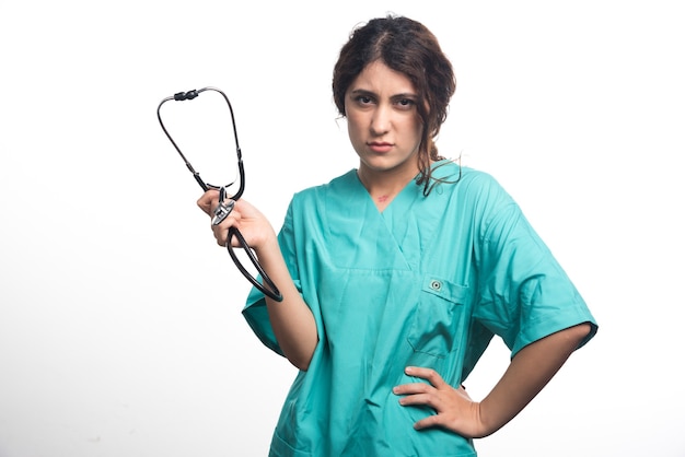 Triest vrouwelijke arts met een stethoscoop op witte achtergrond