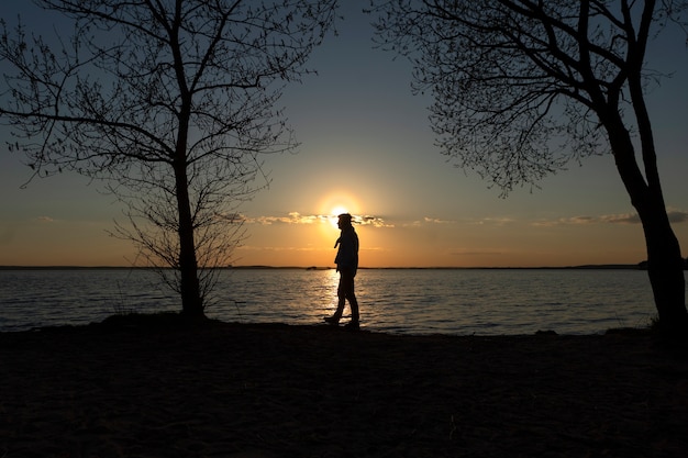 Trieste en contemplatieve persoon in de buurt van het meer