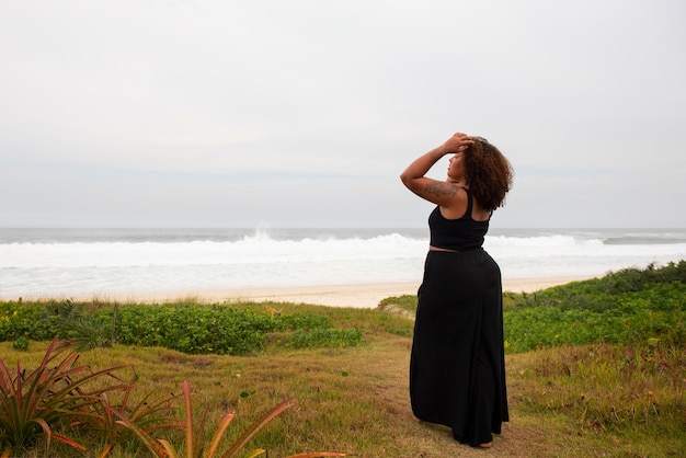 Gratis foto trieste vrouw in de buurt van zee