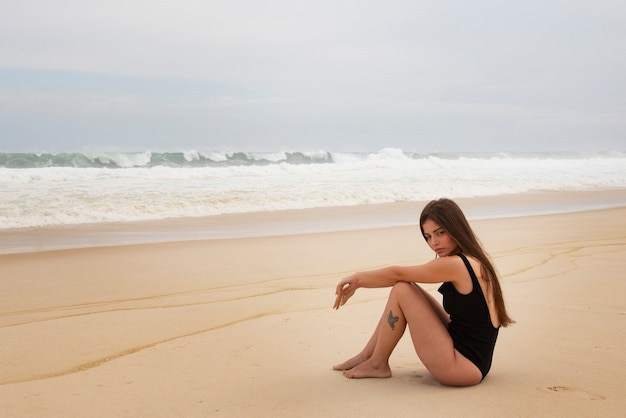 Gratis foto trieste vrouw in de buurt van zee