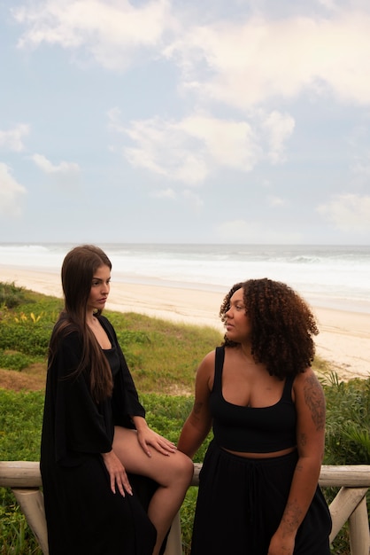 Gratis foto trieste vrouwen in de buurt van zee