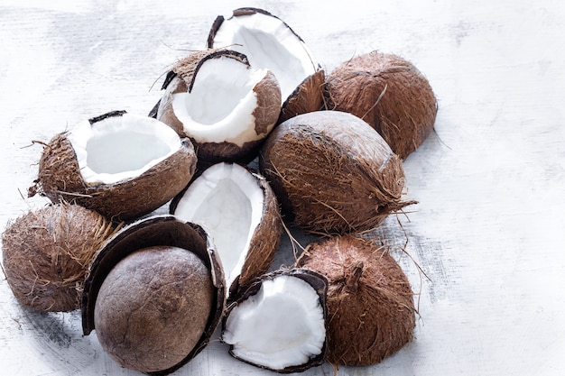 Tropisch fruit gehalveerd rozbitogo kokosnoot op een lichte achtergrond, het concept van biologisch fruit