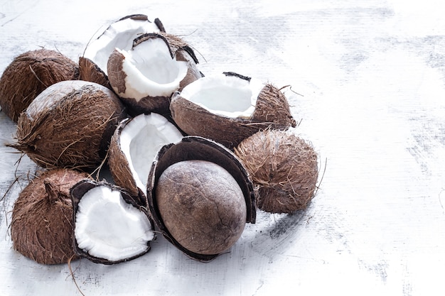 Tropisch fruit gehalveerd rozbitogo kokosnoot op een lichte achtergrond, het concept van biologisch fruit
