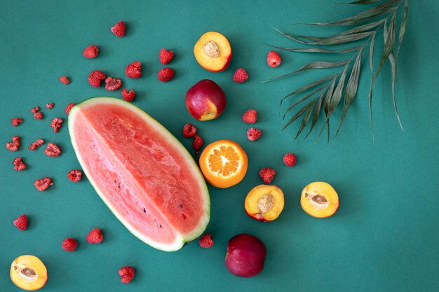 Tropisch fruit op een blauwe achtergrond plat lag