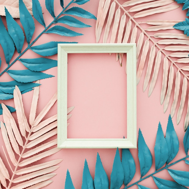 Tropische blauwe en roze palmbladen met wit kader op roze achtergrond