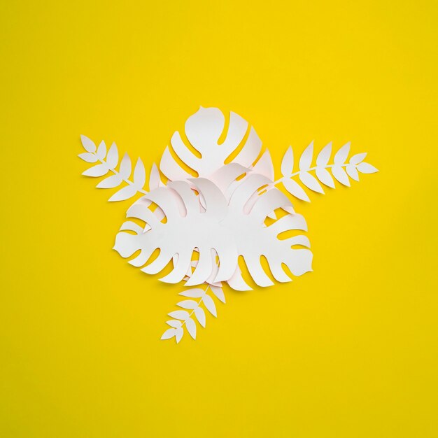 Tropische monstera in papier gesneden stijl op gele achtergrond