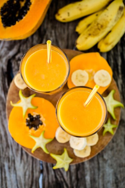 Tropische smoothie met papaja en banaan