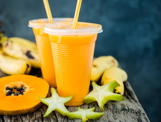 Gratis foto tropische smoothie met papaya en banaan