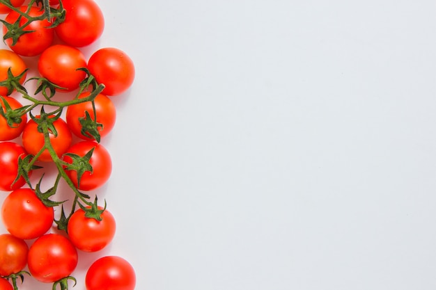 Trossen tomaten op een witte ondergrond. bovenaanzicht. ruimte voor tekst