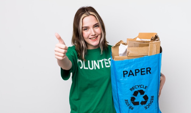 Trots voelen positief glimlachen met duimen omhoog