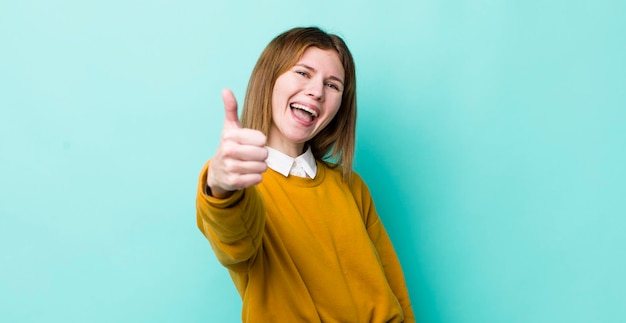 Trots zorgeloos zelfverzekerd en gelukkig glimlachend positief met duimen omhoog