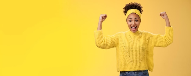 Trotse, onder de indruk zijnde, charmante vriendin moedigt vriendin aan om de eerste plaats te winnen, blij voor vrienden met vuisten