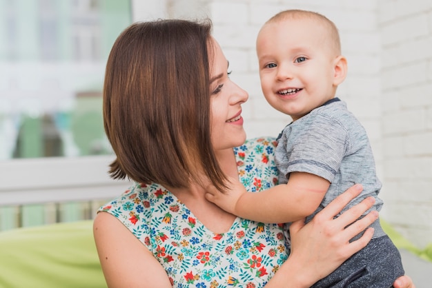 Trotse vrouw op zoek naar haar zoon