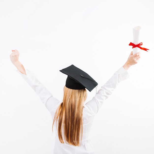 Gratis foto trotse vrouw poseren met certificaat van het onderwijs