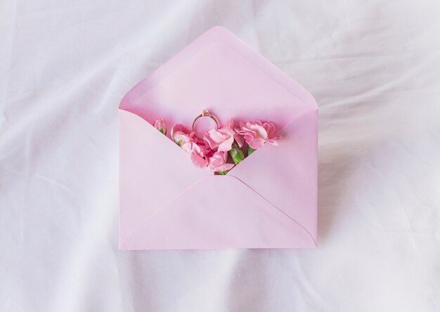 Trouwring in envelop met bloemen