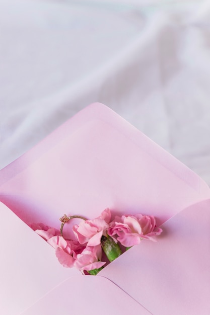 Trouwring in envelop met heldere bloemen