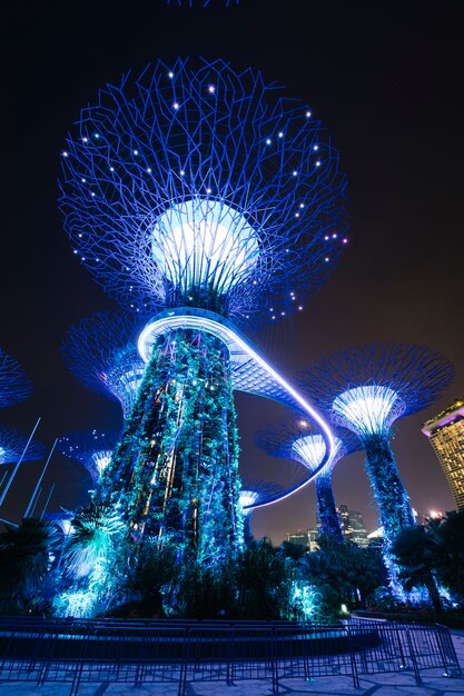 Tuin door de baai in nachtscène in Singapore