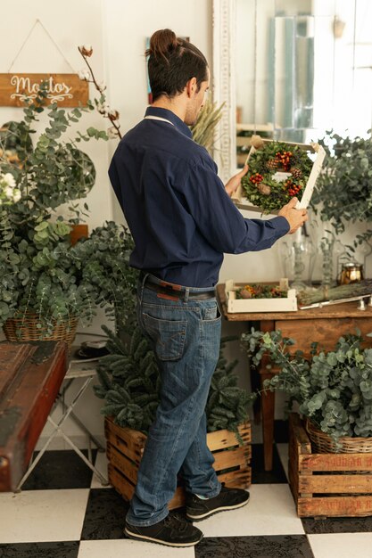 Tuinman kijken naar bloemenkransen