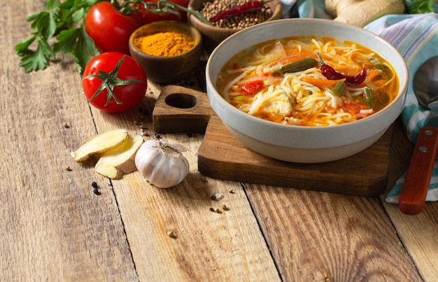 Tukpa-soep uit de indiase keuken hete noedelsoep met kip, gember, koriander en kruiden copy space
