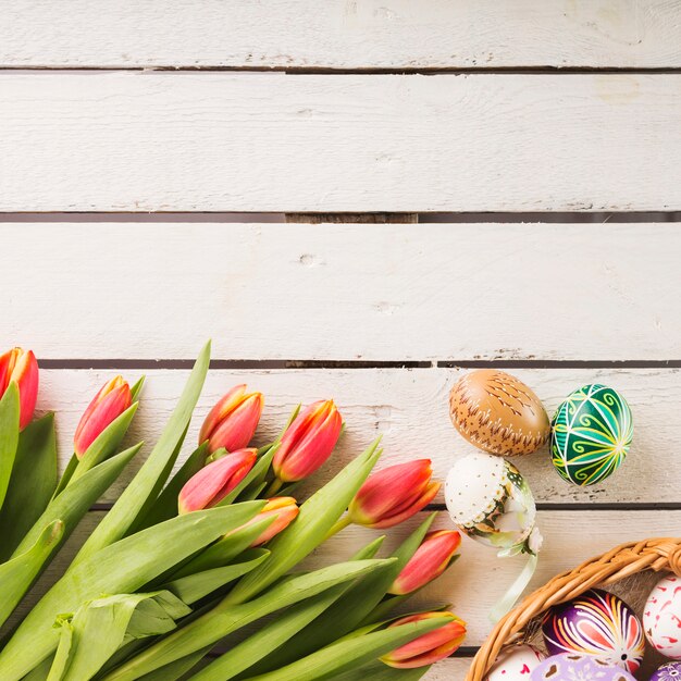 Tulpen dichtbij mooie eieren