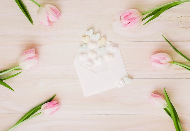 Gratis foto tulpen met envelop en kleine harten