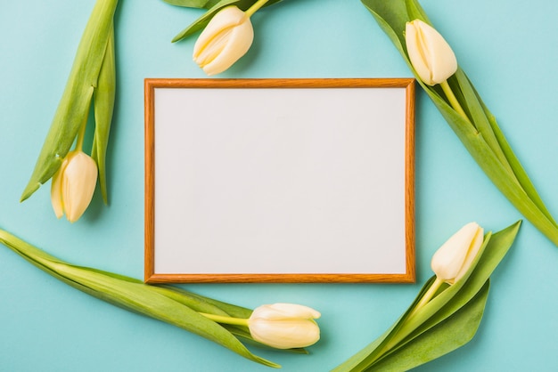 Gratis foto tulpen rond het frame