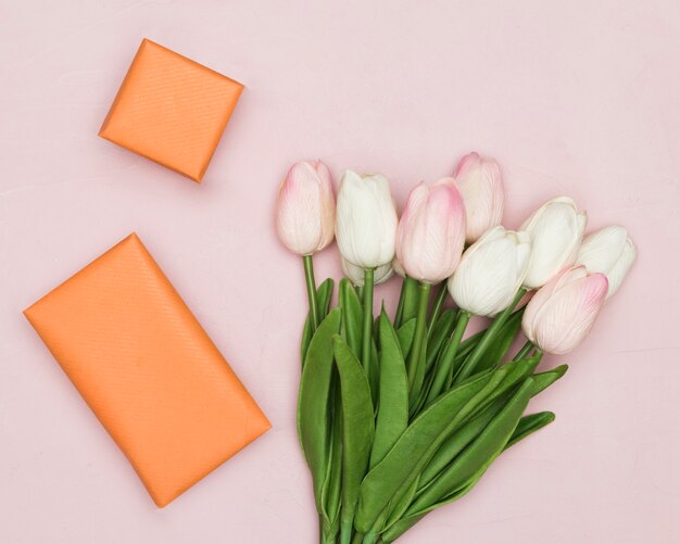 Tulpenboeket voor moederdag met cadeautjes