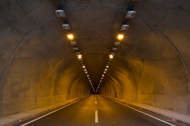 Gratis foto tunnel met verdwijnpunt