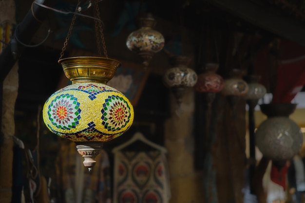 Turkije een markt met traditionele kleurrijke handgemaakte Turkse lampen en lantaarns selectieve focus op een lantaarn onscherpe achtergrond lantaarns hangend in een winkel te koop Populaire souvenirs