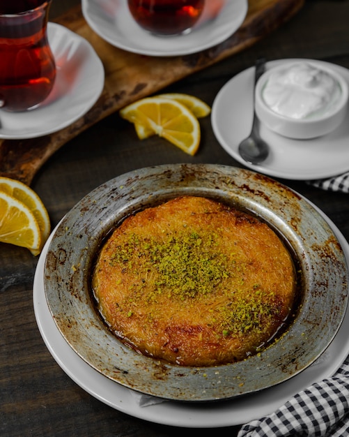 Gratis foto turks dessert kunefe met pistache