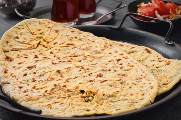 Turks eten flatbread gutab met kruiden en kaas close-up zachte selectieve focus Vegetarische flatbread van de Kaukasische keuken