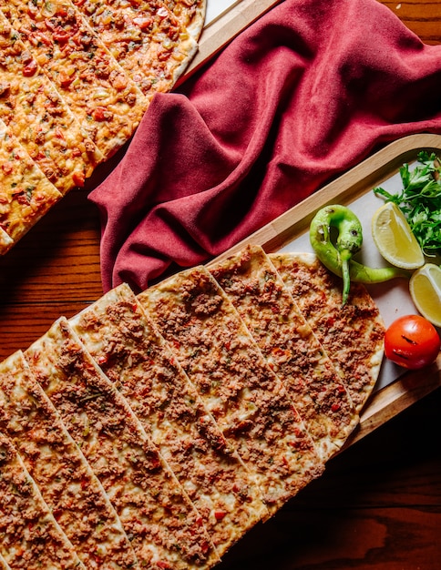 Gratis foto turks fastfood lahmacun geserveerd met citroen en groenten.