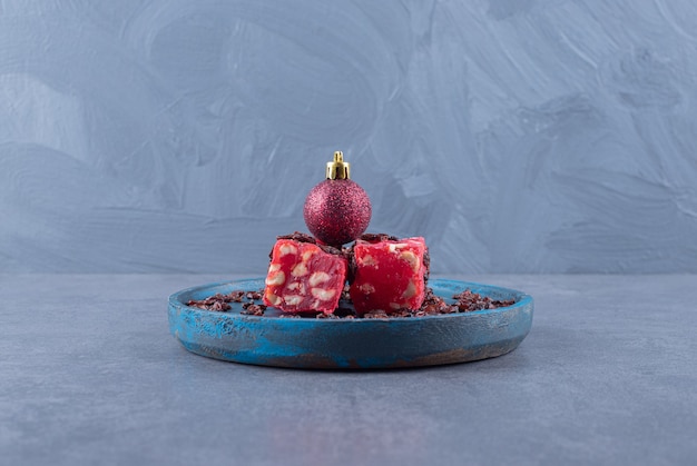 Turks fruit rahat lokum met pistachenoten en droge rozijnen op blauwe houten plaat