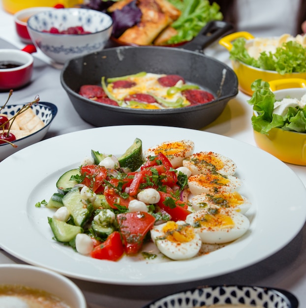 Turks ontbijtbord met gekookte eieren, tomaat, komkommer