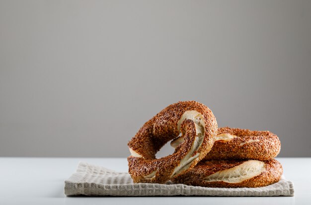 Turkse bagel op een witte tafel en grijze oppervlak. zijaanzicht. ruimte voor tekst