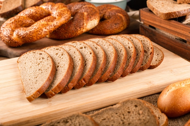 Turkse bagels en sneetjes brood