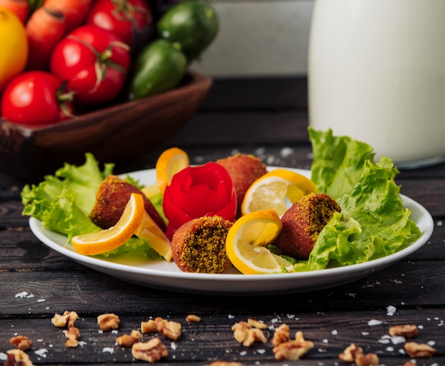 Turkse chiy kofte op tafel