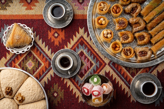 Turkse koffie en zoetigheden geserveerd op een kleurrijk tapijt met patronen