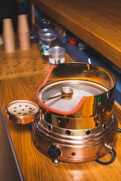 Turkse koffie op heet zand over houten bureau bij koffiewinkel