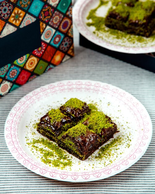 Turkse pakhlava met cacao en pistache