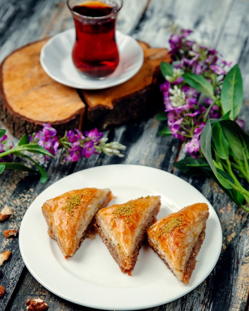 Turkse pakhlava met noten in driehoekige vorm