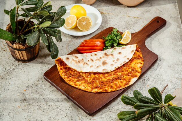 Turkse pizza lahmajun flatbread met gehakt met citroen en peterselie