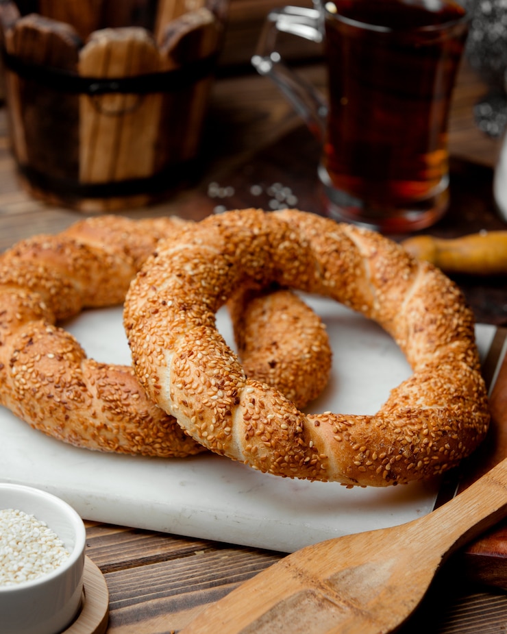 Gratis Foto turkse simit gemaakt van luchtdeeg bestrooid met sesamzaadjes