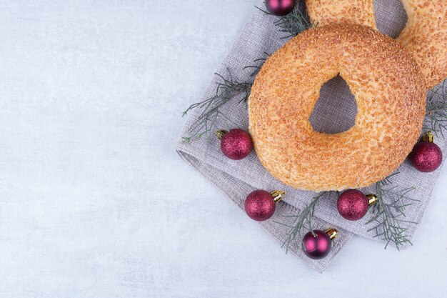 Turkse simits met kerstballen op tafellaken.