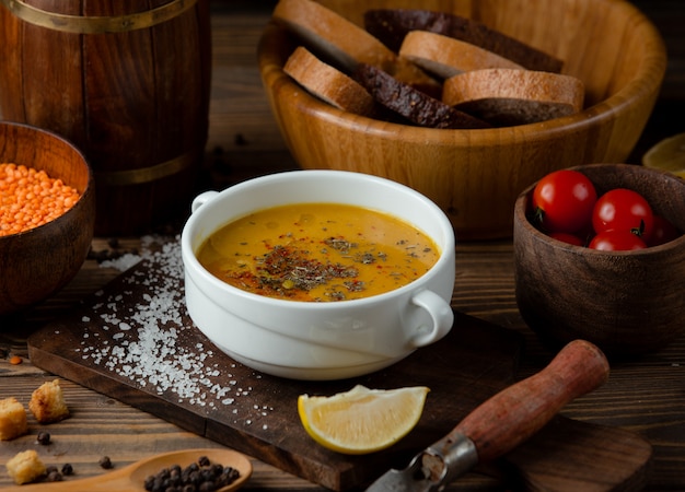 Gratis foto turkse soep met kruiden