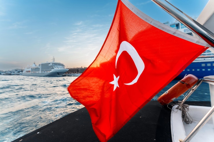 Gratis Foto turkse vlag wappert op een boot in istanboel turkije