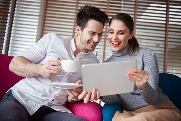 Tussentijdse koffiepauze op het werk met digitale tablet